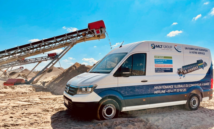 Service-Truck vor Ort